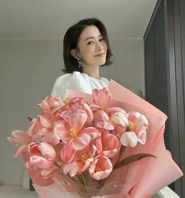 价过亿独居客厅仅10㎡小破宅只想当个富婆PG麻将胡了网站入口50岁佘诗曼:未婚身(图5) 价过亿独居客厅仅10㎡小破宅只想当个富婆PG麻将胡了网站入口50岁佘诗曼:未婚身(图5)